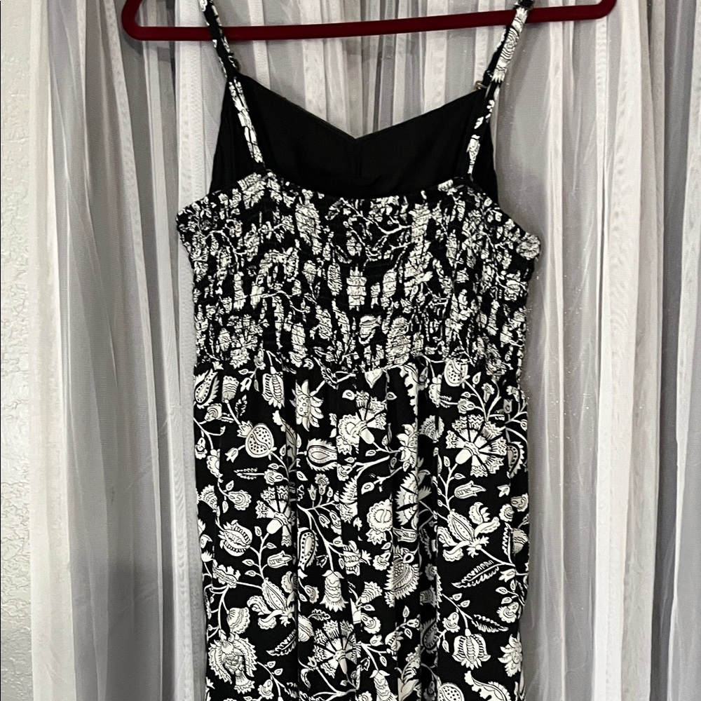 Black & White Floral Jumpsuit Romper - Sleeveless with pockets. - Picture 4 of 5